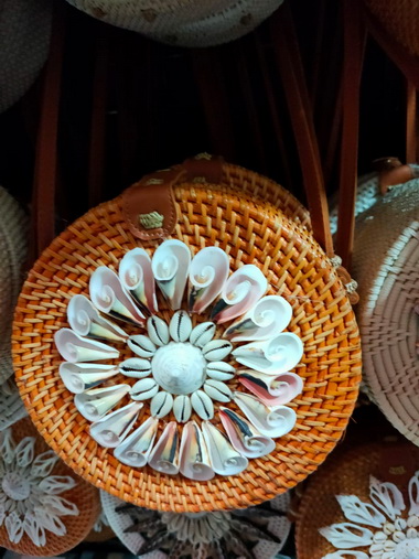 round rattan bag