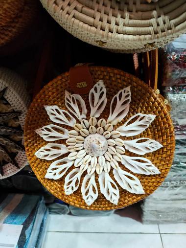 round rattan bag